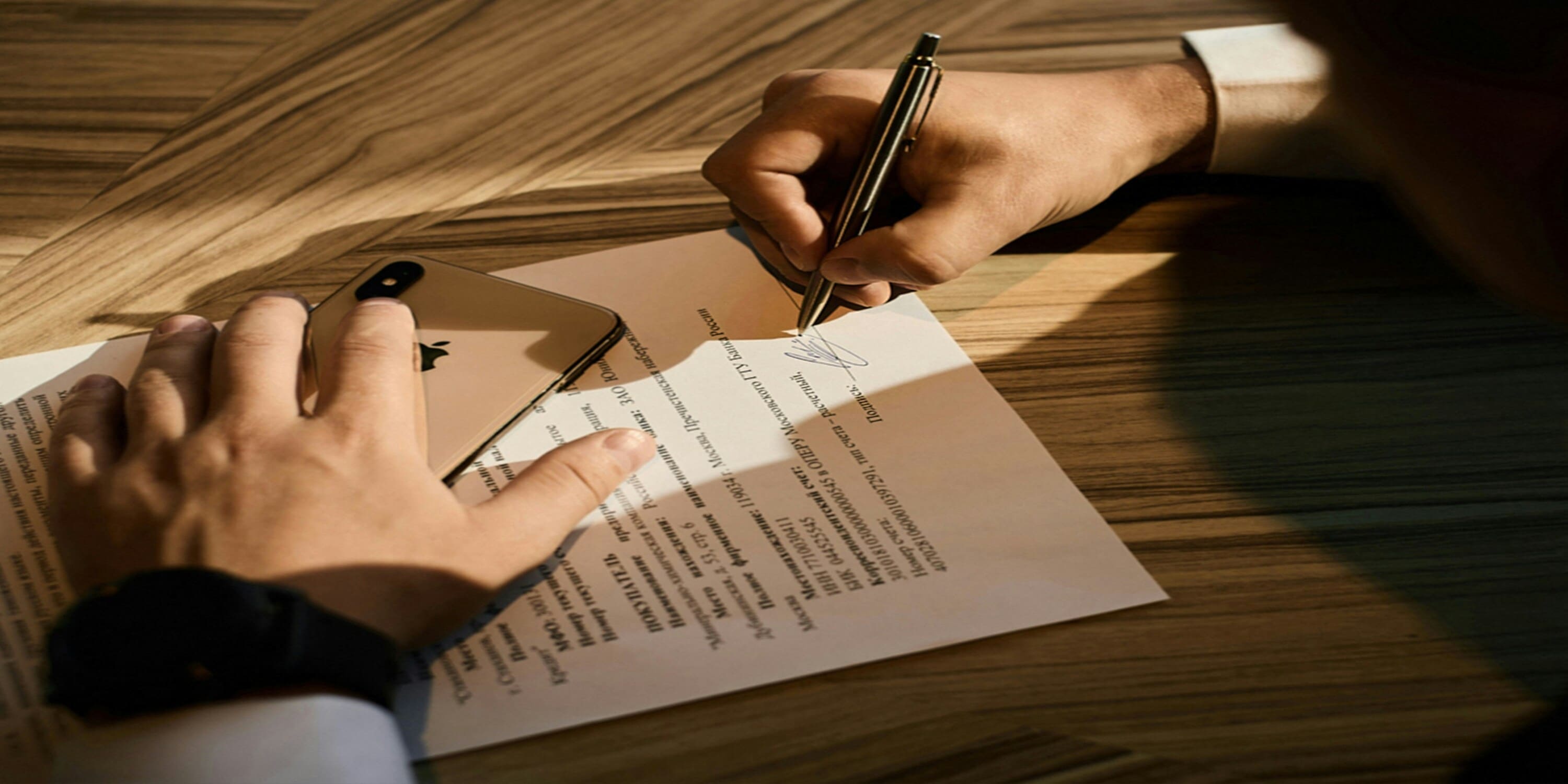 seller signing the contract F in Dubai for property sale