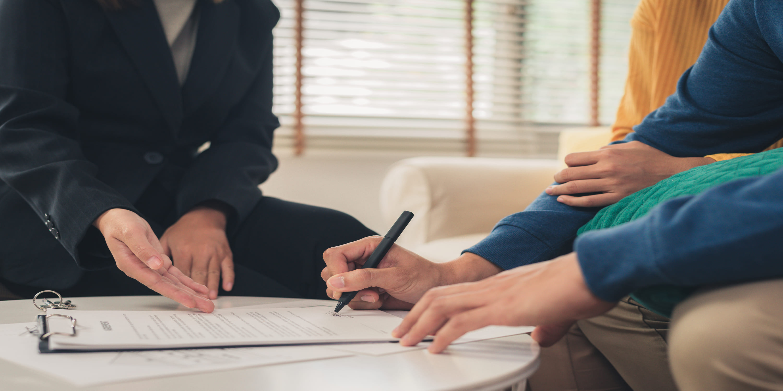 Signing a leasehold agreement in Dubai